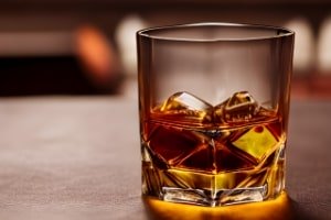 お酒の入ったグラスのフリー素材