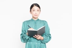 ヒアリングする女性