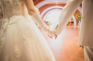 結婚式を挙げる