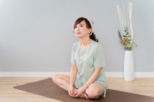ルームウェアを着る女性