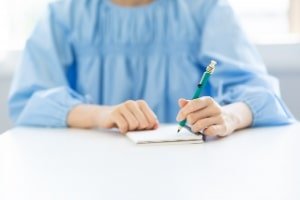 聞き取る女性