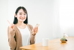 喜ぶ女性