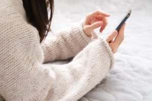 アプリを使う女性