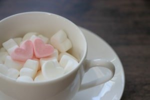 マグカップに入ったお菓子