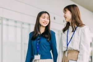 同僚と会話する
