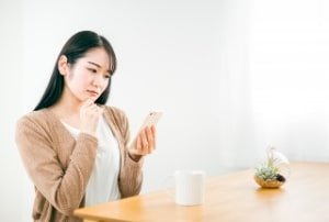 悩む女性
