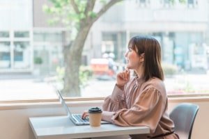 考える女性