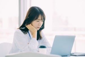 悩む人