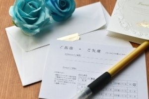 結婚式に欠席か出席か