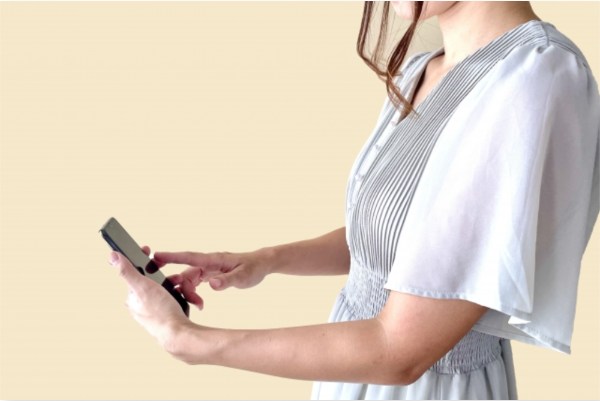 還暦祝いの言葉をスマホで打つ人
